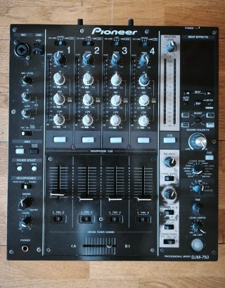 Mesa de mezclas Pioneer DJM-750 Negra