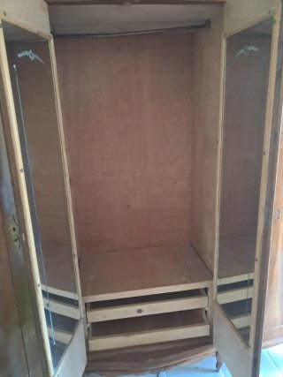 Armario antiguo de madera