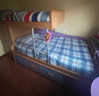 Litera juvenil con armario y mesa