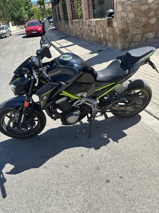 Kawasaki Z900 Negra y Verde
