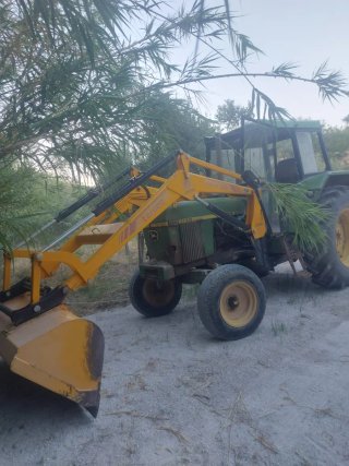 Tractor John Deere 3130 con pala