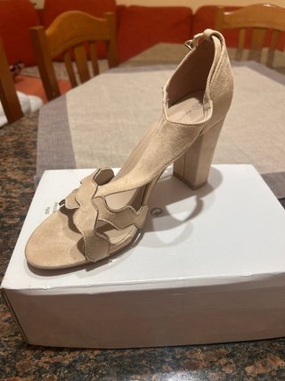Scarpe eleganti beige con tacco