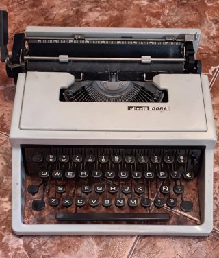 Máquina de escribir Olivetti DORA