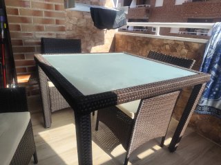 Tavolo da terrazza in rattan e vetro