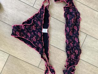 Bikini nero con fiori rosa