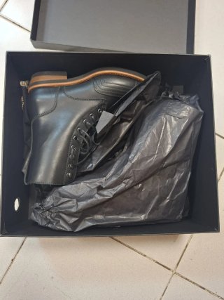 Botas de cuero negras con cordones