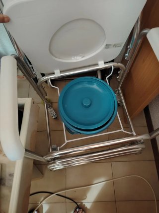 Silla de ruedas con orinal