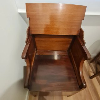 Mesilla de madera antigua