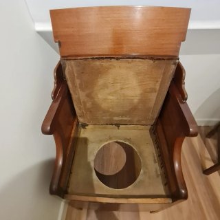 Mesilla de madera antigua