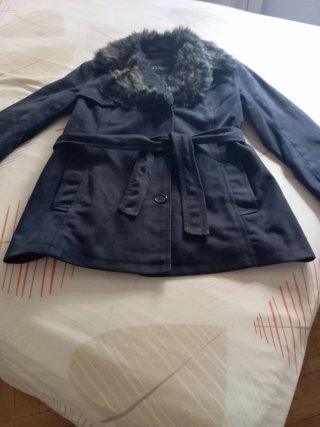 Abrigo Azul marino con cuello de pelo desmontable.