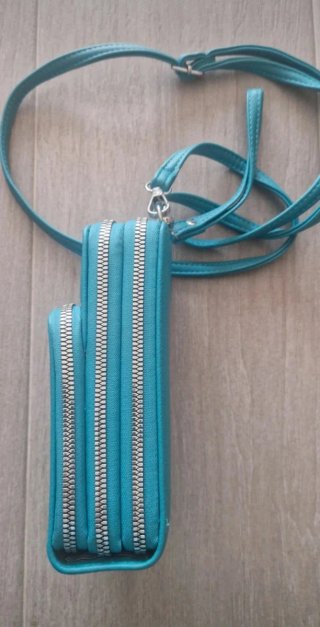 Bandolera azul efecto piel con compartimentos