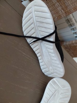 Zapatillas Reebok Negras y Blancas
