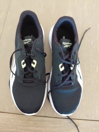 Zapatillas Reebok Negras y Blancas