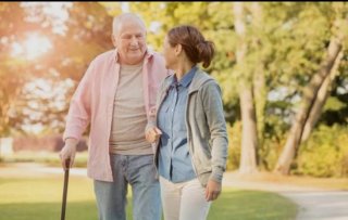 Cuidadora de ancianos y personas con discapacidad