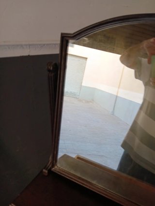Tocador antiguo de madera con cajón