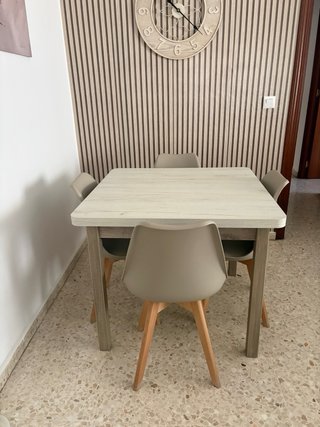 Mesa con 6 Sillas. La mesa es extensible a 1,80.