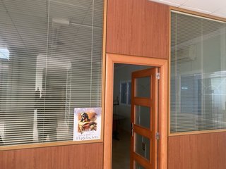 Puerta de oficina madera y cristal