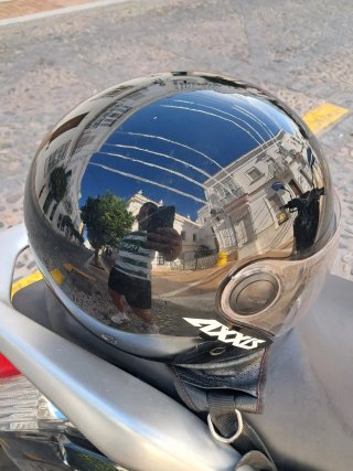 Casco de moto negro AXXIS con visera