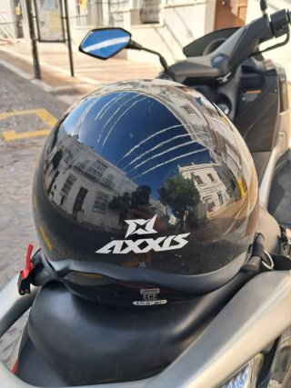 Casco de moto negro AXXIS con visera