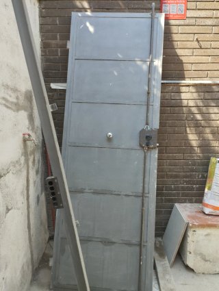 Puerta de hierro con cerradura. Hoja: 74 x 2.18
