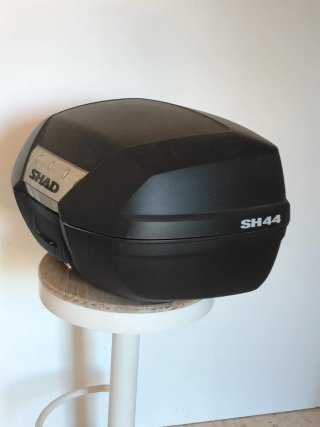 Baúl Shad SH44 para 2 cascos más soporte.