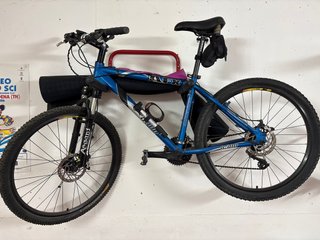 Bicicleta de Montaña Azul En la Cerdanya