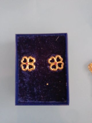 Conjunto collar y pendientes trébol