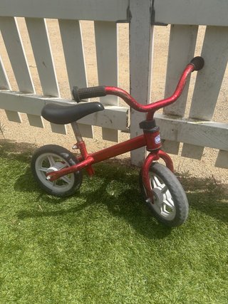Bici de equilibrio roja para niños