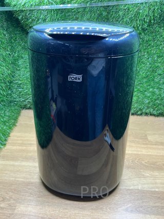 Cubo de basura con tapa Tork