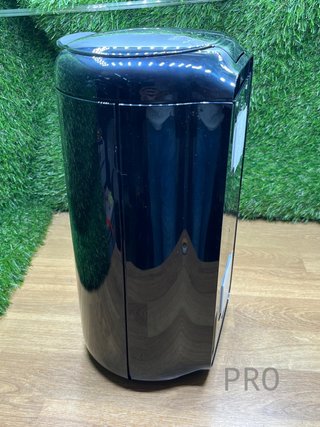 Cubo de basura con tapa Tork