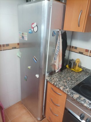 Nevera sin congelador blanca forrada color metal