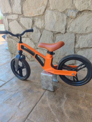 Bicicleta de equilibrio naranja
