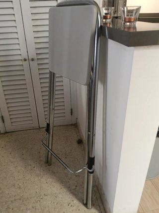 Taburete de bar plegable.