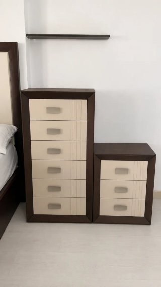 Cómoda y mesitas de noche de madera