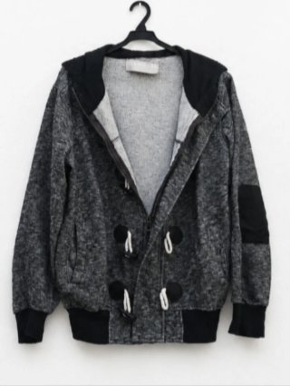 Sudadera gris con capucha y bolsillos