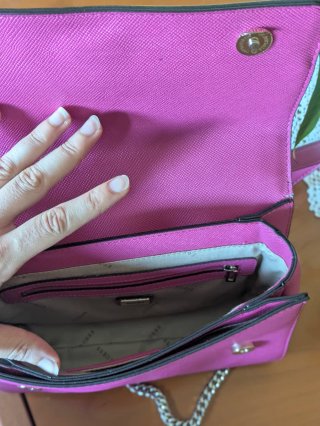 Borsa Guess fucsia, spalla-tracolla.