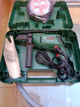Taladro Bosch y alargador eléctrico