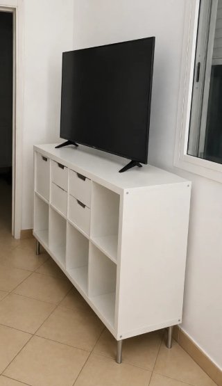 Mueble TV blanco y patas de metal