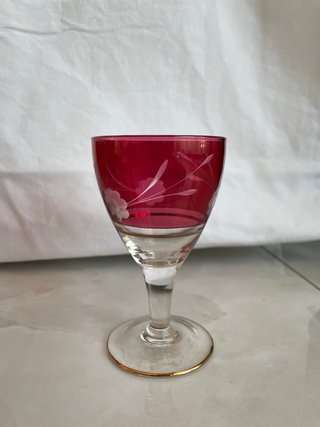 Set piccoli calici magenta e caraffa decorati