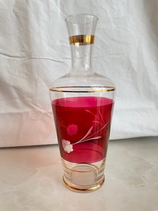 Set piccoli calici magenta e caraffa decorati