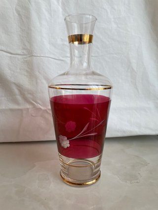 Set piccoli calici magenta e caraffa decorati