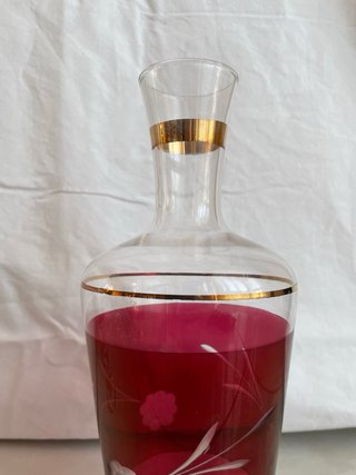 Set piccoli calici magenta e caraffa decorati