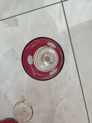 Set piccoli calici magenta e caraffa decorati