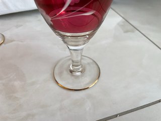 Set piccoli calici magenta e caraffa decorati