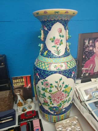 Jarrón de cerámica azul y multicolor