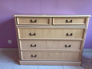 Cómoda y mesita/s de noche madera clara. Urge