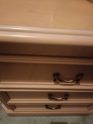 Cómoda y mesita/s de noche madera clara. Urge