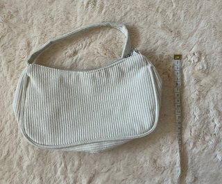 Bolso pana crema con cadena