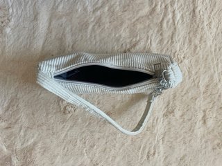 Bolso pana crema con cadena