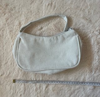 Bolso pana crema con cadena